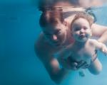 Ako správne naučiť dieťa plávať: metódy pre všetky vekové kategórie Rozmanitosť cvičení